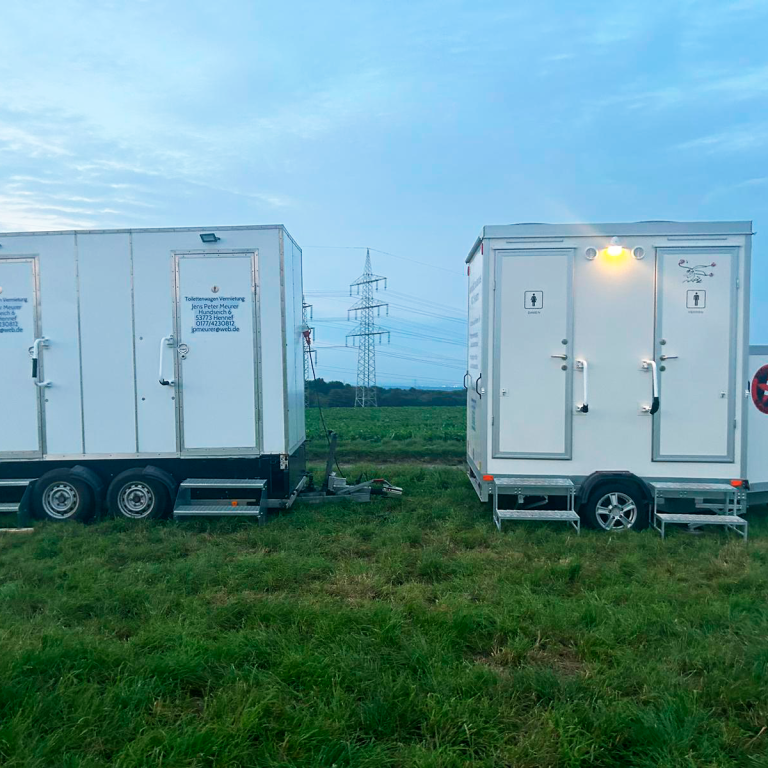 Toilettenwagen auf einem Feld